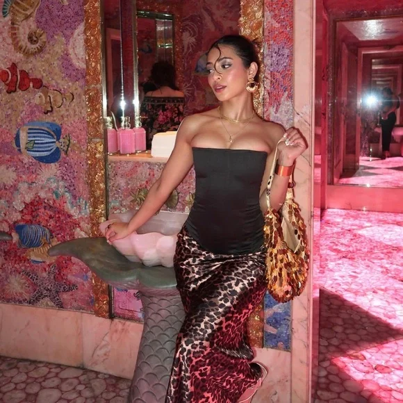 Elegant Black Strapless Top - Picture 5 of 9